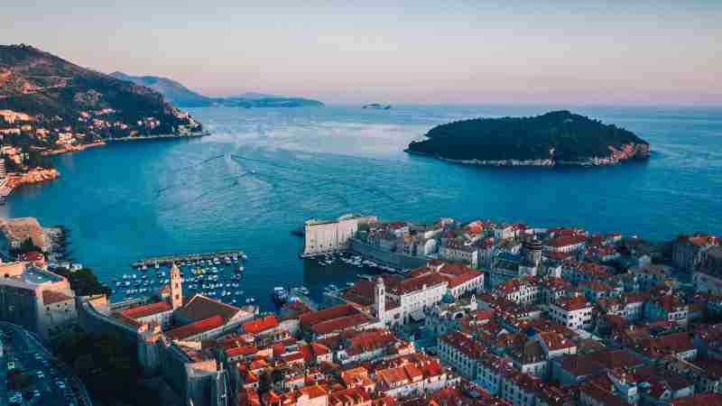 Breathtaking sunset over Dubrovnik's historic cityscape and Adriatic coast., tags: de verborgen - pexel