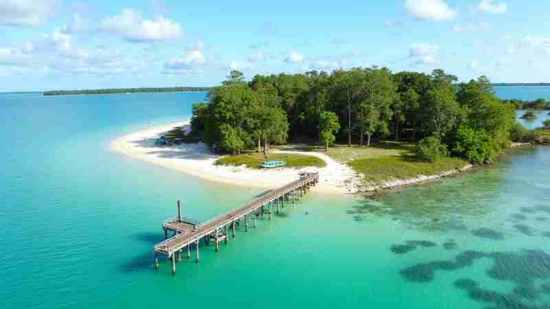 10 Hidden Gems Along the Florida Panhandle Coast: A Day Trip Adventure, Concept art for illustrative purpose, tags: de van kustlijn - Monok
