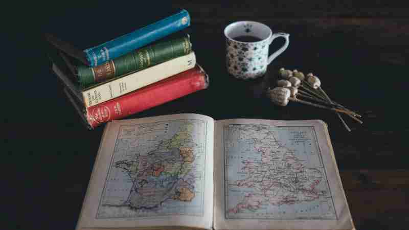 Let great books be your compass, tags: boeken en - unsplash